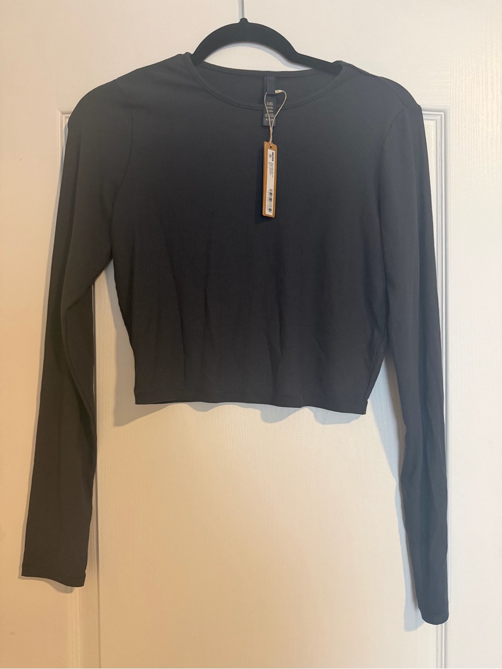 NWT SKIMS Soft Lounge Ribbed Long Sleeve Crop Top in Graphite, size Medium - Picture 3 of 6